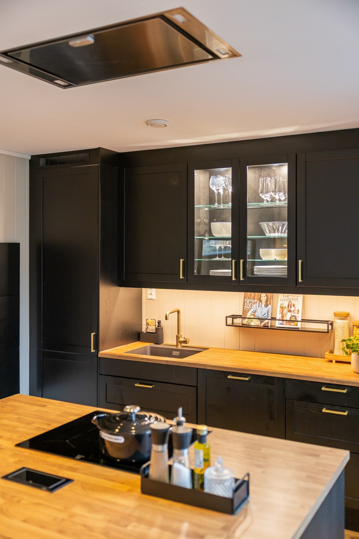 Ventilator er integrert i himlingen over platetoppen. Galleribilde