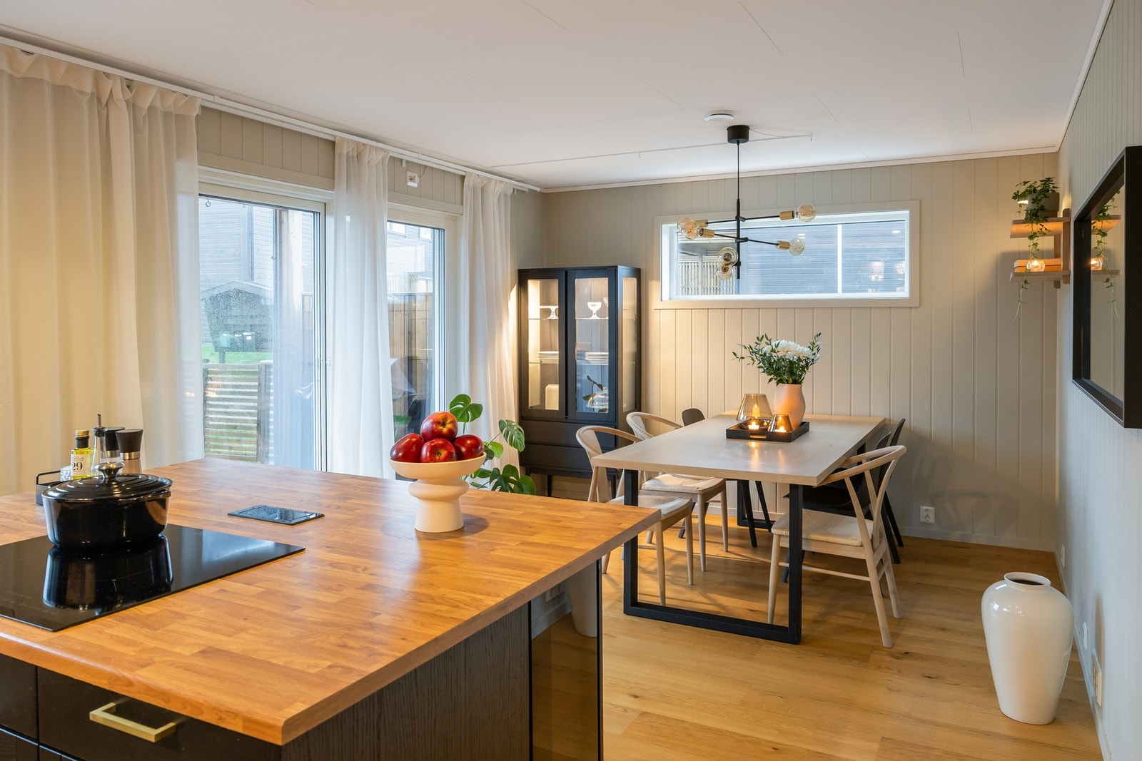 Kjøkkenet har en praktisk kjøkkenøy og tilhørende spisestue. Galleribilde