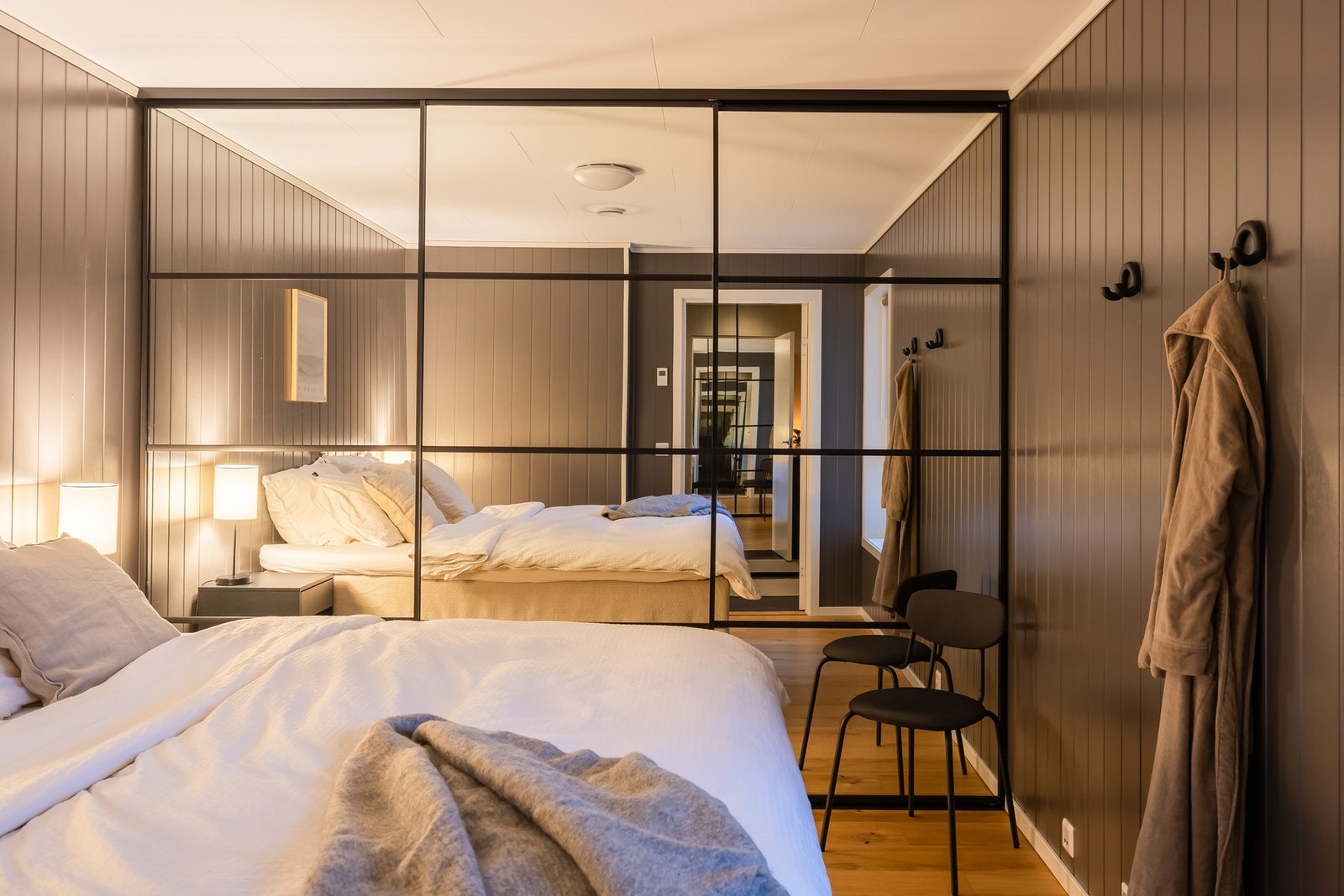 Skyvedørsgarderobe fra gulv til tak medfølger. Galleribilde