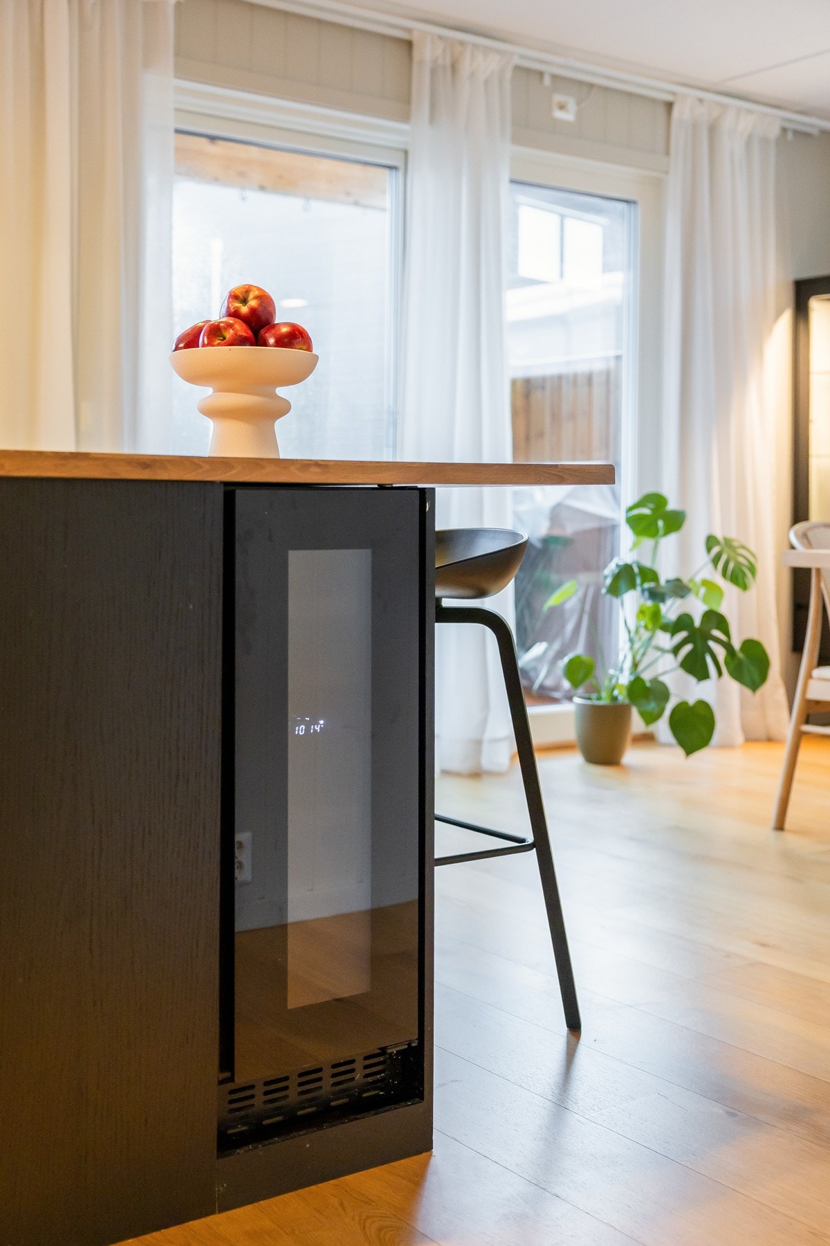 Eget vinkjøleskap integrert i kjøkkenøya. Galleribilde