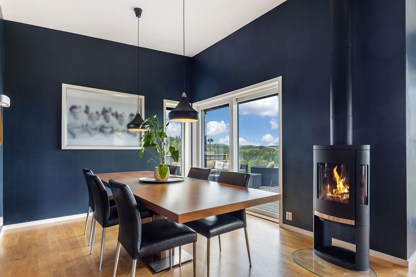 En sentralt plassert peisovn gir ekstra varme på kalde dager. Galleribilde