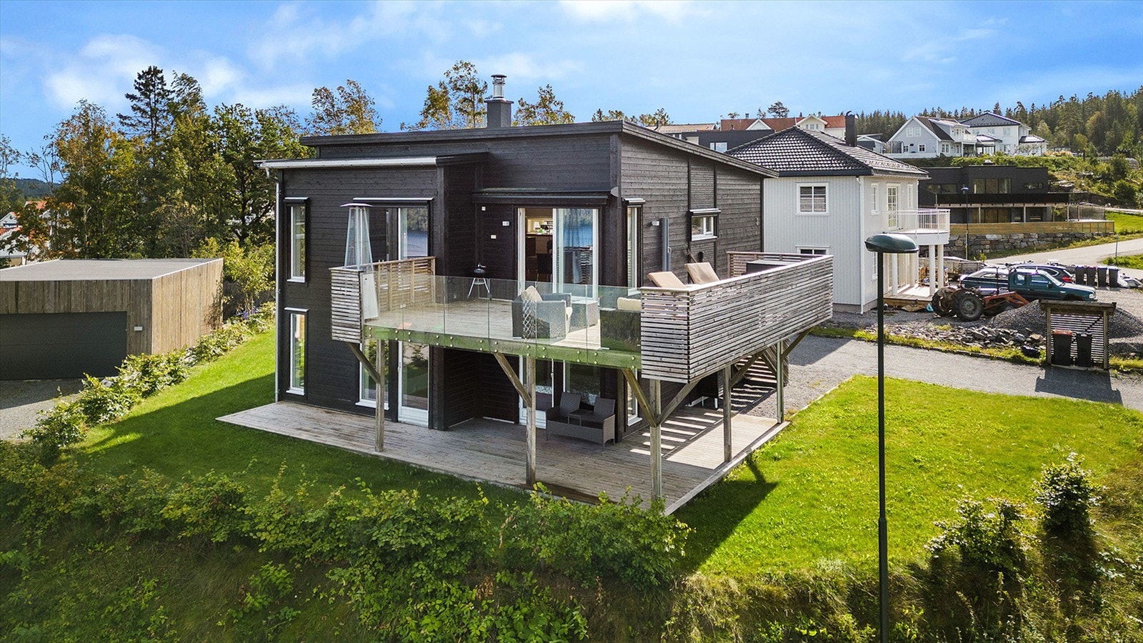 Boligen er plassert for å maksimere utsikt og solforhold. Galleribilde