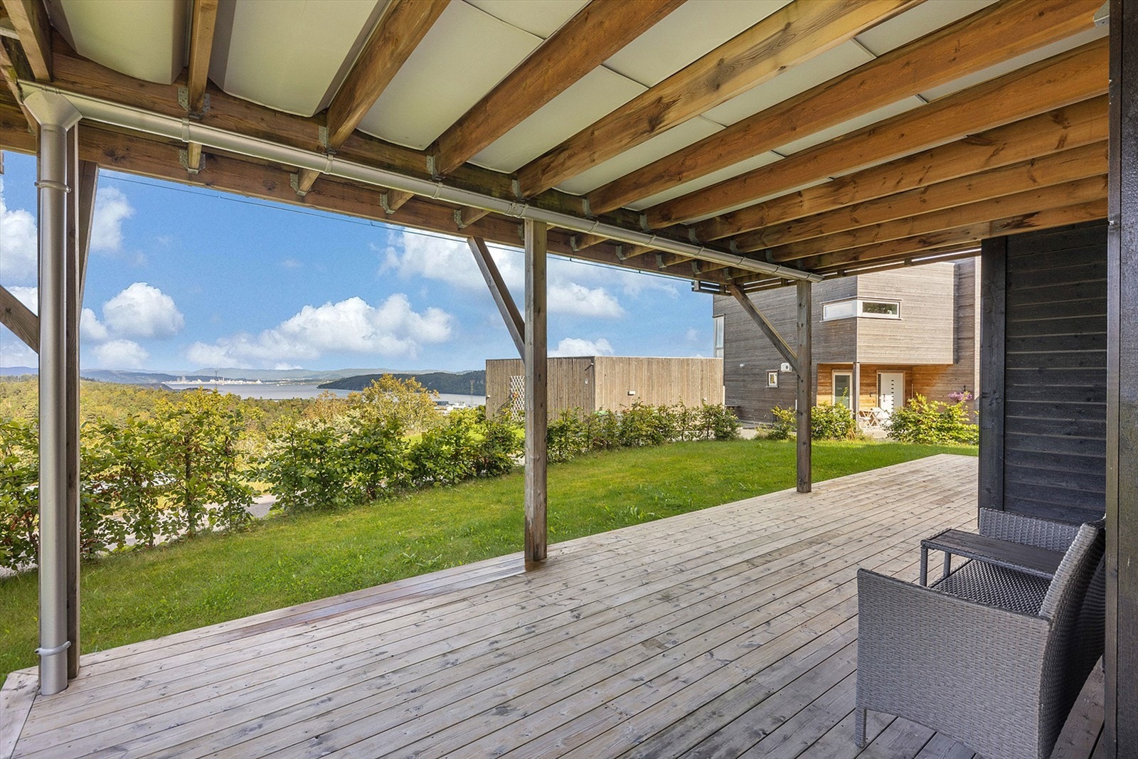 Dette gir en lun og skjermet uteplass med direkte tilgang til hagen. Galleribilde