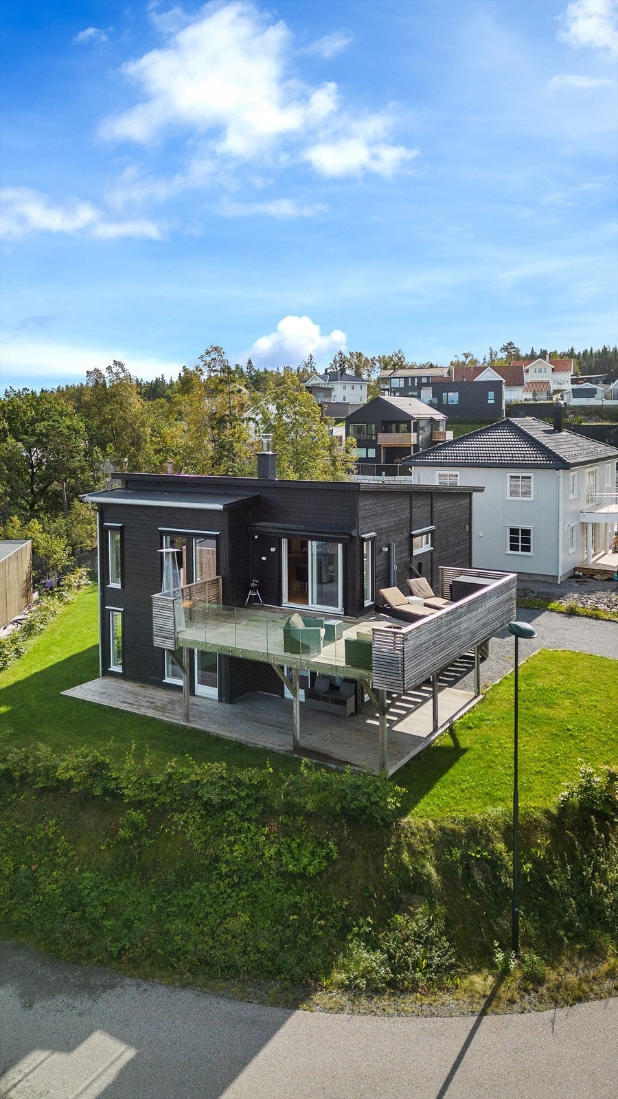 Boligen ligger i et barnevennlig område uten gjennomgangstrafikk. Galleribilde