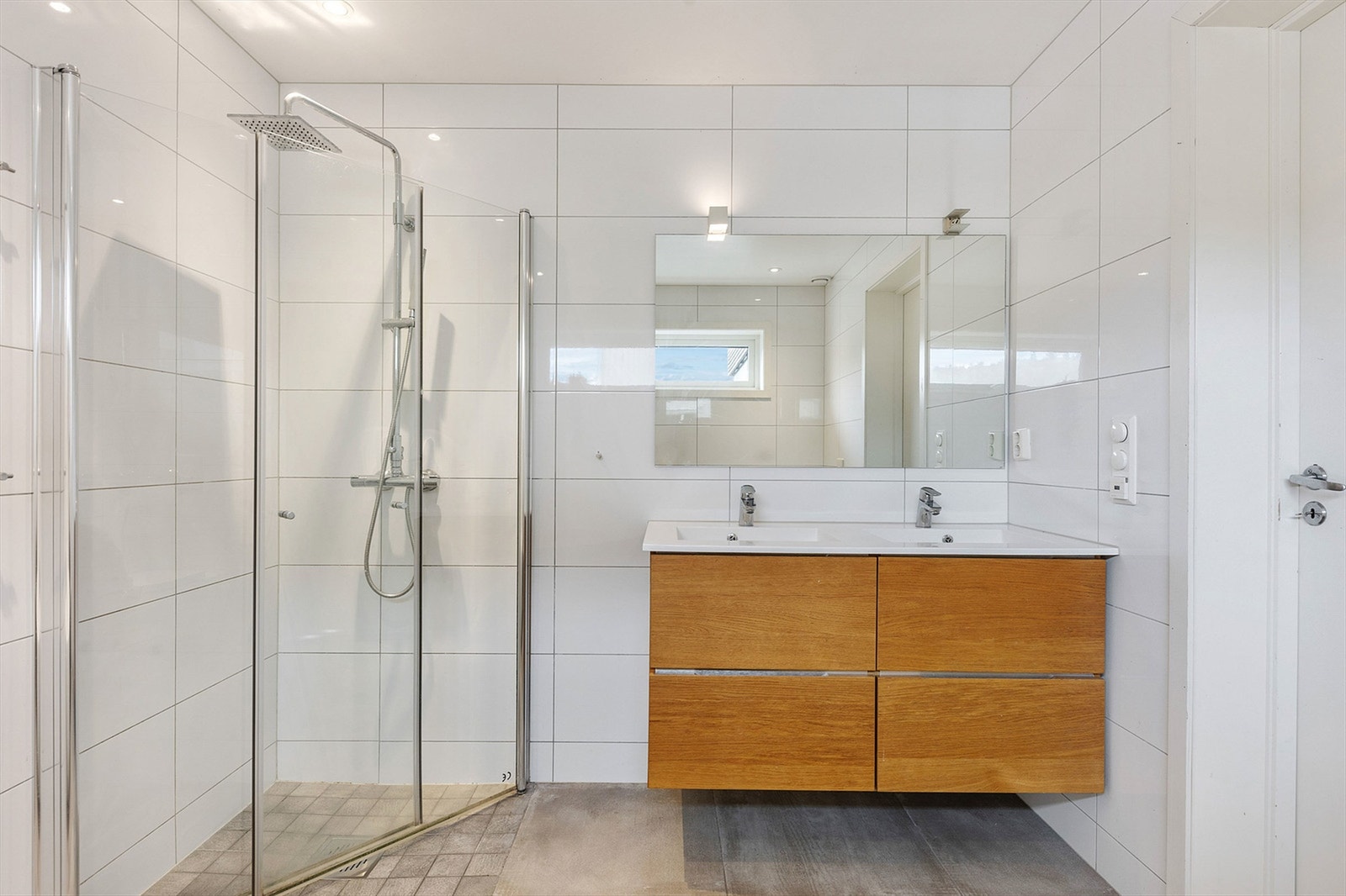 Innredningen med to servanter gir god kapasitet for en travel morgen. Galleribilde