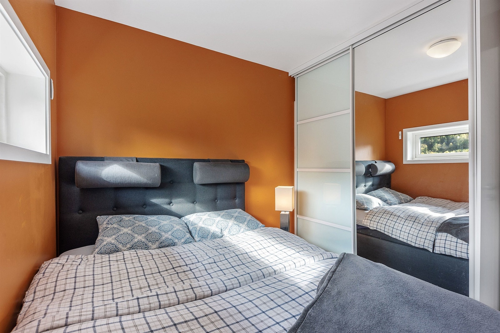 Også her er det en praktisk skyvedørsgarderobe for effektiv oppbevaring. Galleribilde