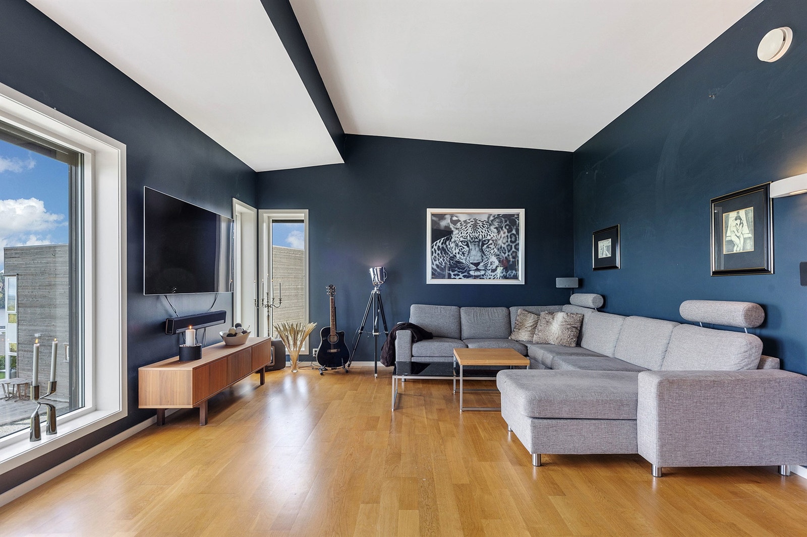 Gjennomgående eikeparkett binder rommene i etasjen sammen. Galleribilde