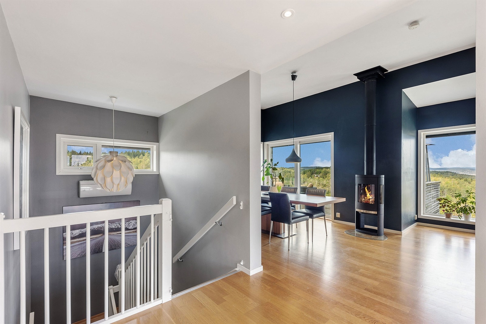 Vel oppe i andre etasje åpner boligen seg opp med stue og kjøkken i en åpen løsning. Galleribilde