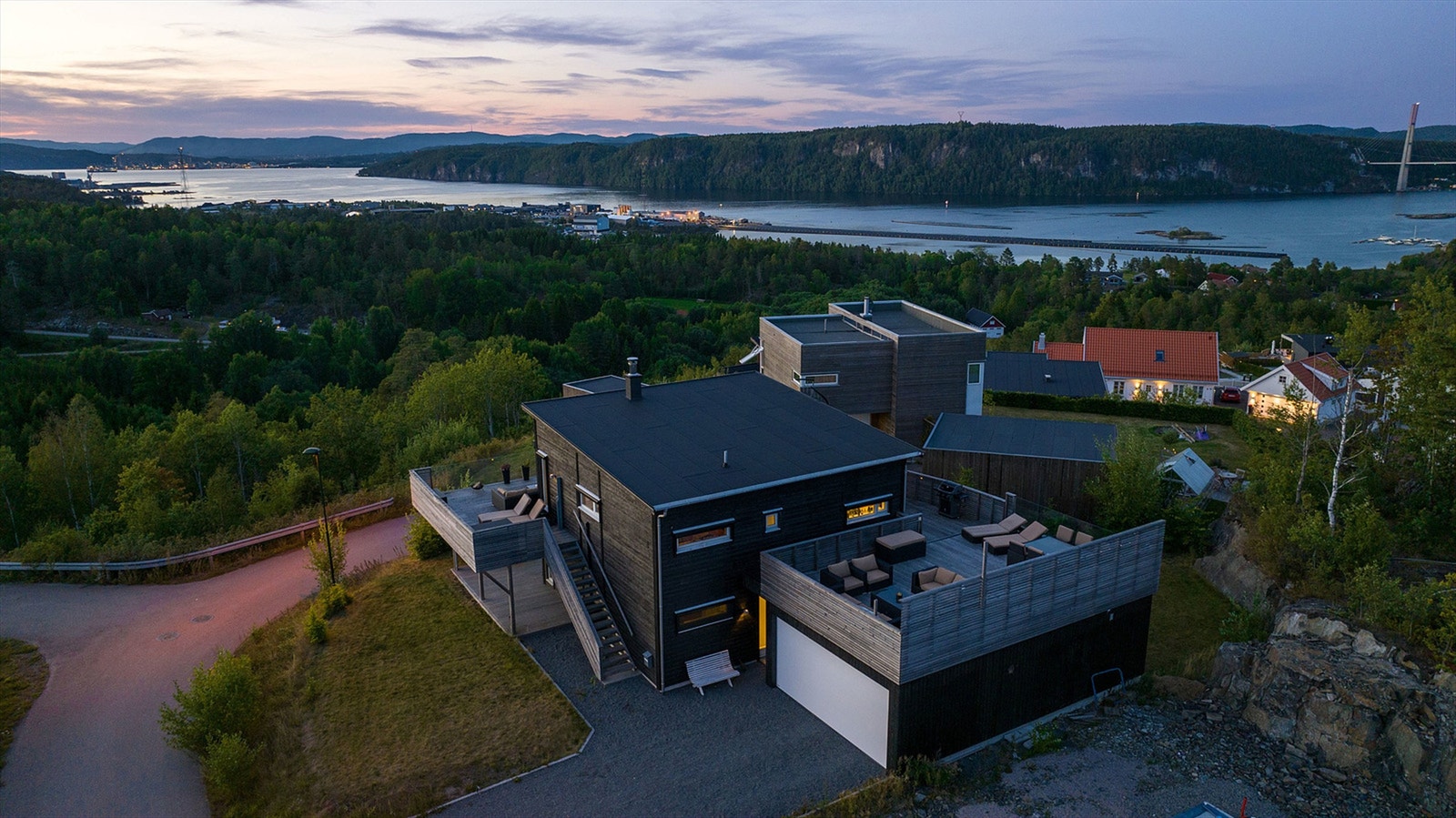 Høyt og fritt beliggende enebolig med en vidstrakt utsikt over fjorden. Galleribilde