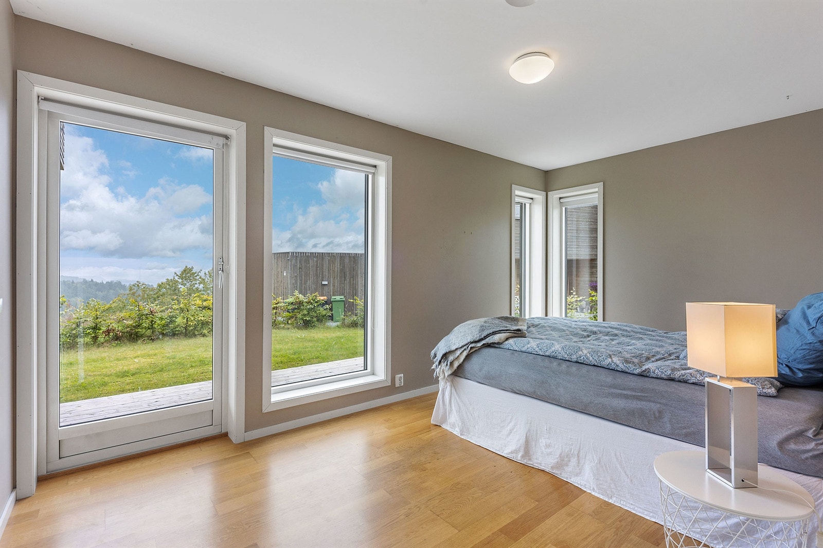 Hovedsoverommet har eikeparkett på gulv og direkte utgang til terrasse og hage. Galleribilde