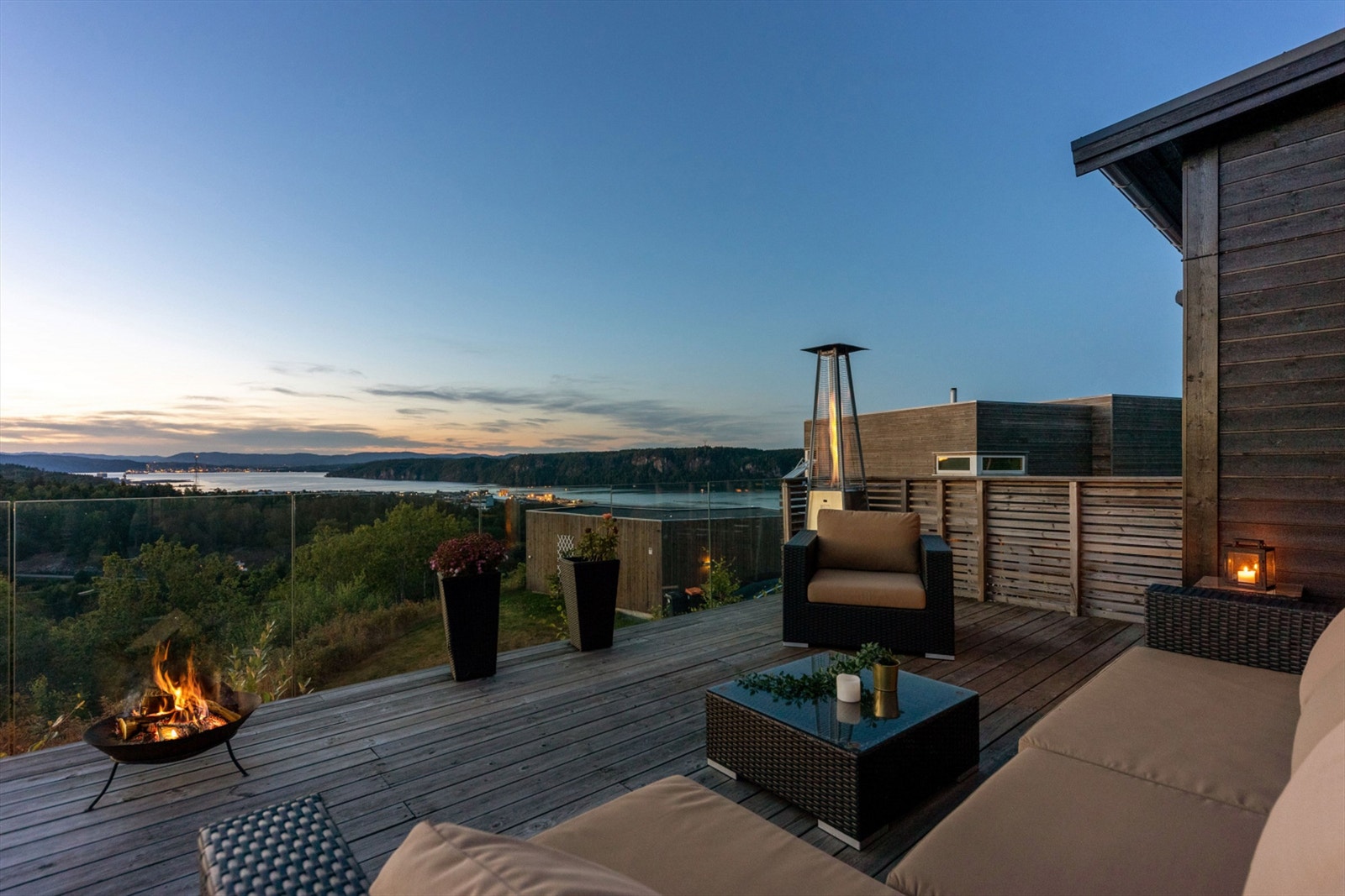 Her kan man nyte lange sommerkvelder sen kveldssol. Galleribilde