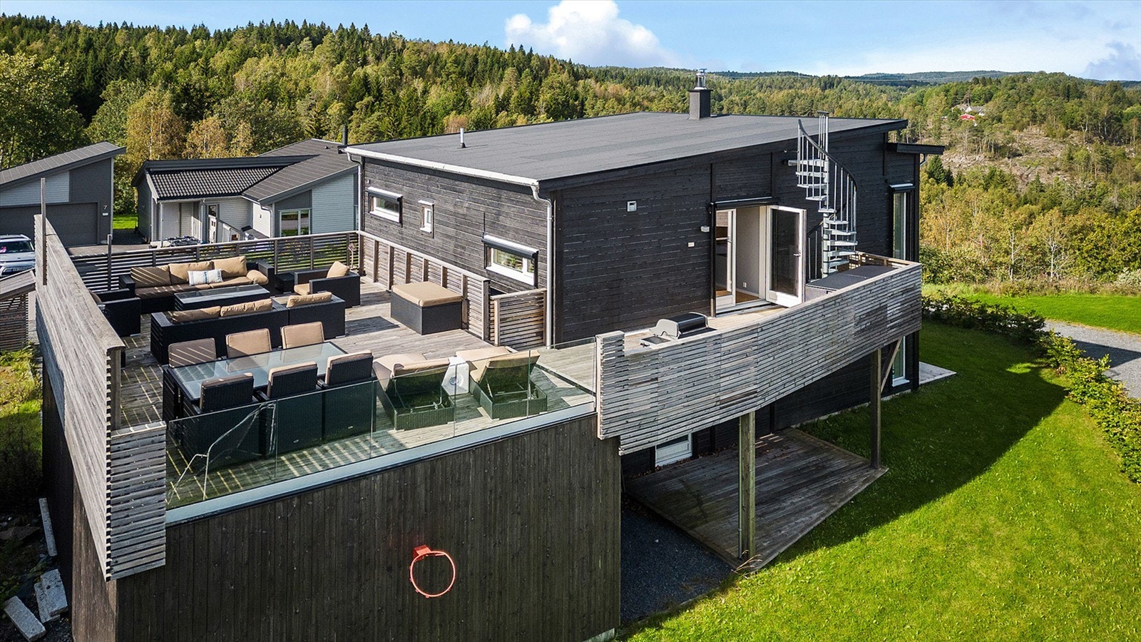 Over garasjen er det en stor takterrasse med adkomst fra kjøkkenet. Galleribilde