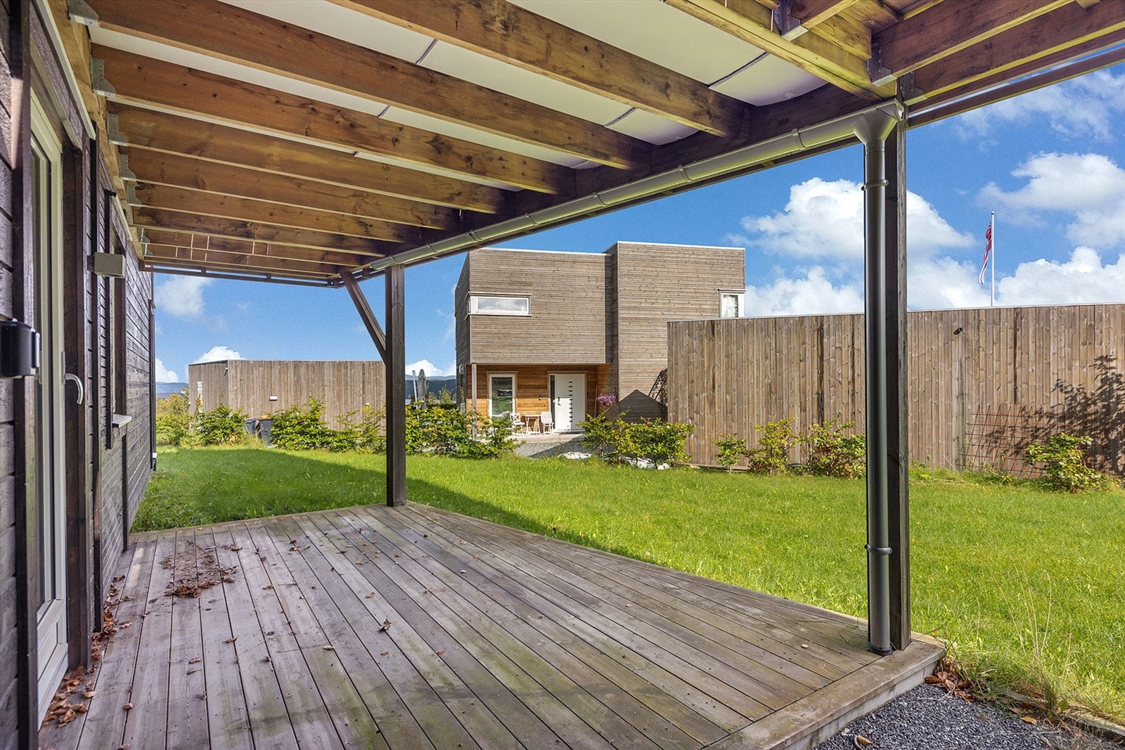 Fra første etasje er det utgang til en overbygget markterrasse. Galleribilde
