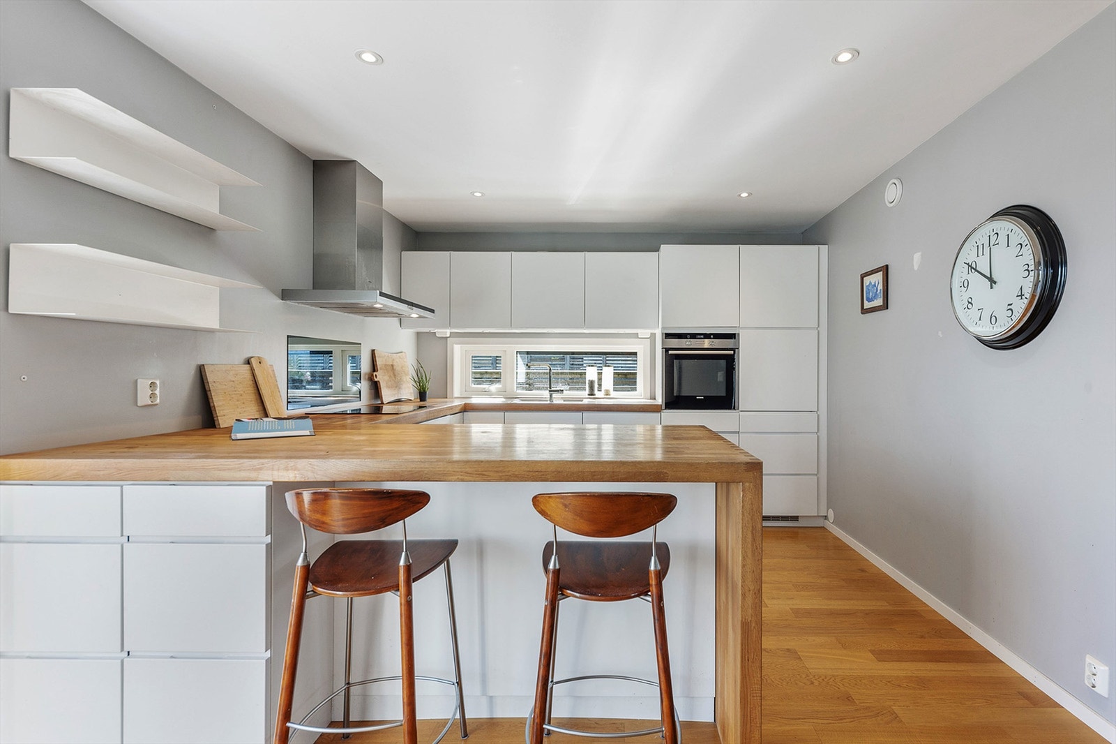 Kjøkkenhalvøya fungerer som en naturlig spiseplass for raske måltider. Galleribilde