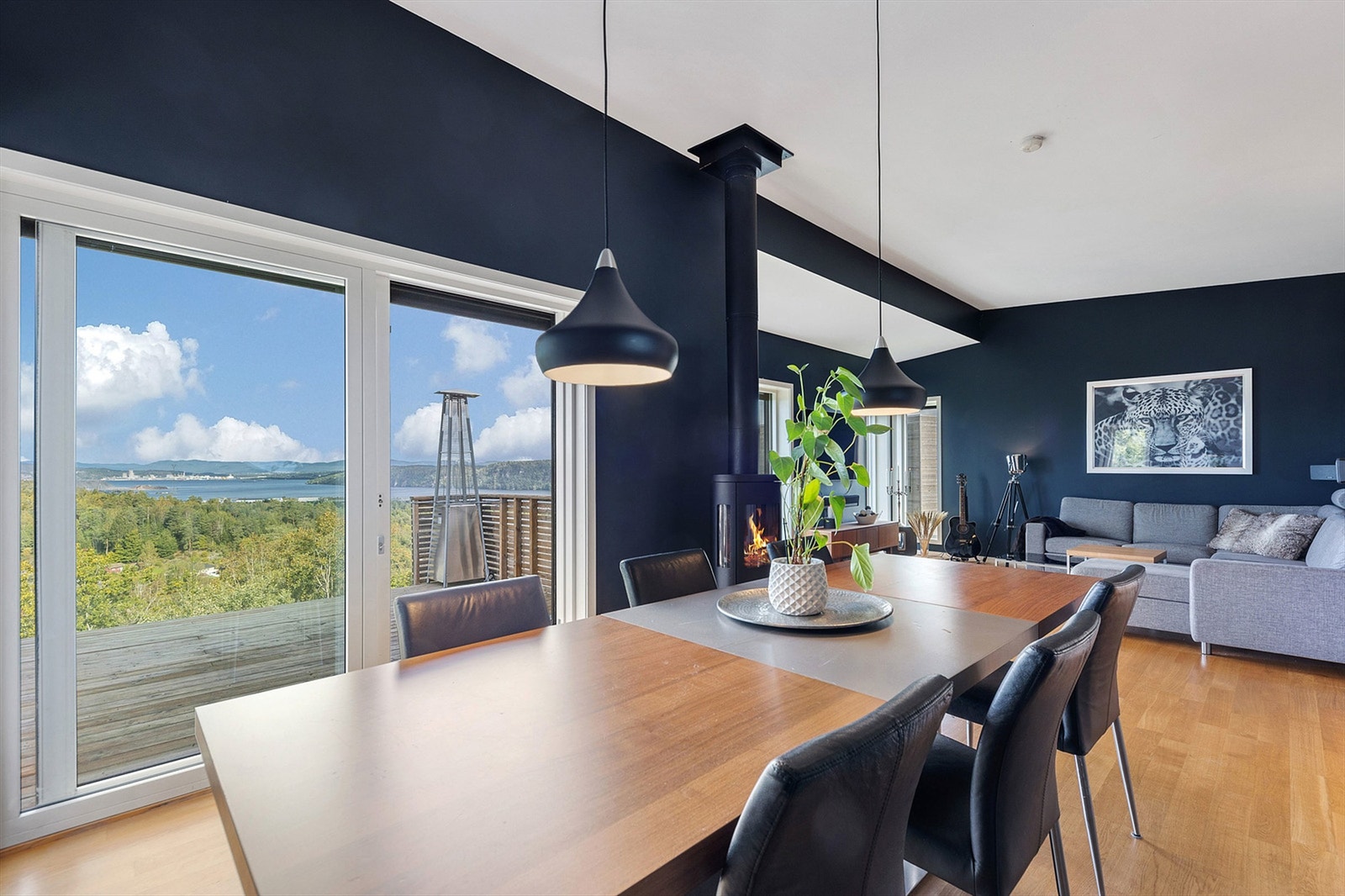 Fra spisestuen er det direkte utgang til en av den usjenerte terrassen som vender mot nor og vest. Galleribilde