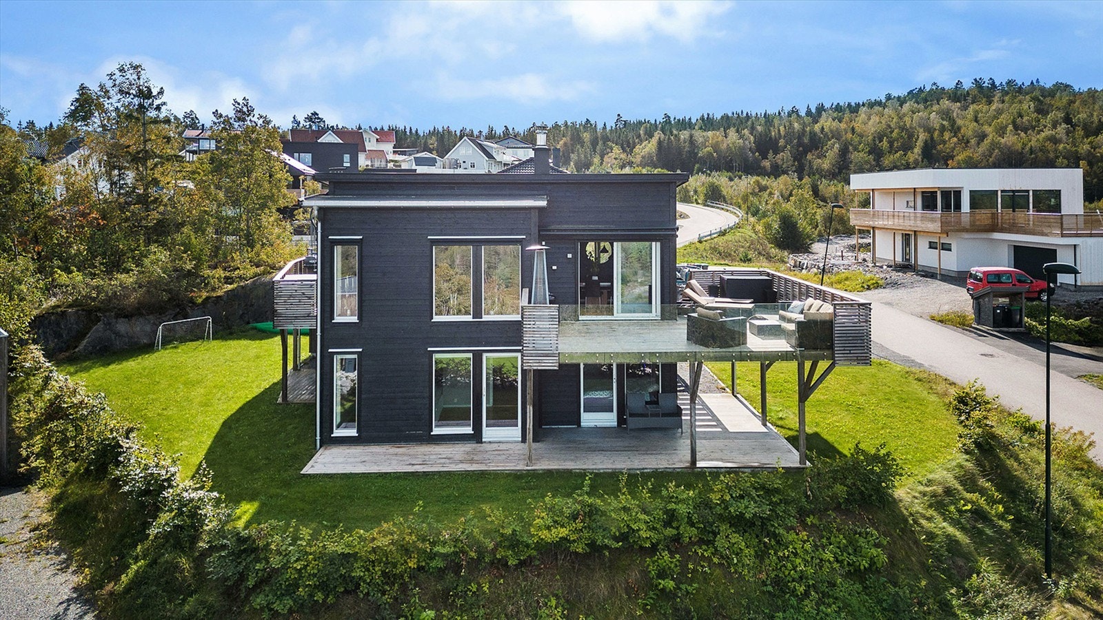 Motorstyrt screening av høy kvalitet på de fleste vinduer gir effektiv solskjerming. Galleribilde