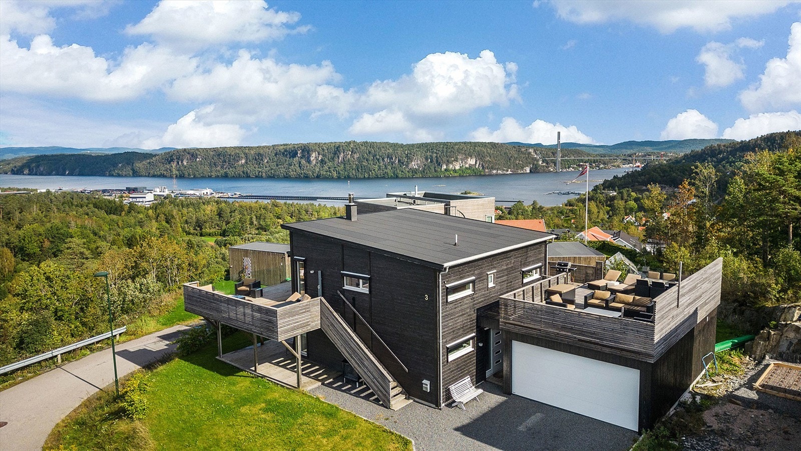 Eiendommen har en gjennomført moderne stil og meget gode solforhold. Galleribilde