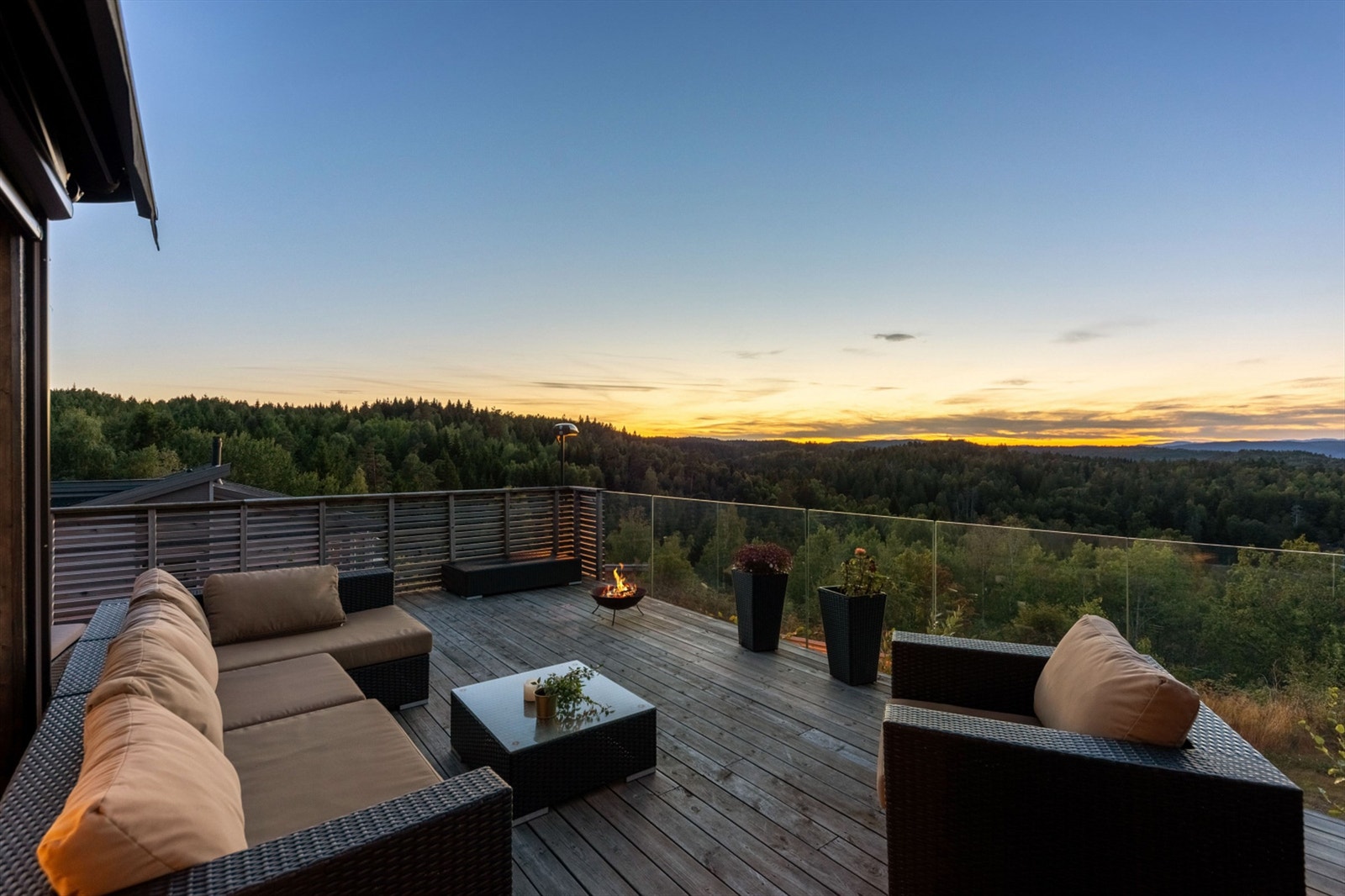 Utsikten strekker seg også mot skogkledde åser og gir en følelse av ro. Galleribilde