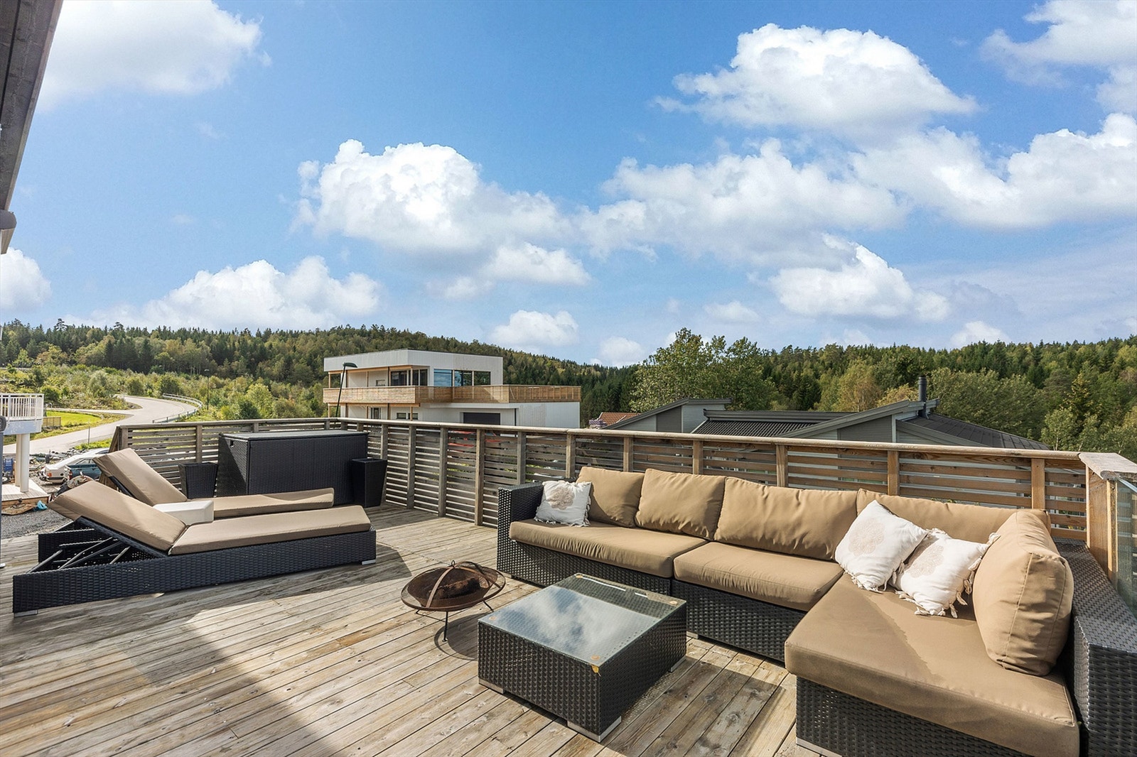 Terrassen er et naturlig samlingspunkt på varme dager. Galleribilde