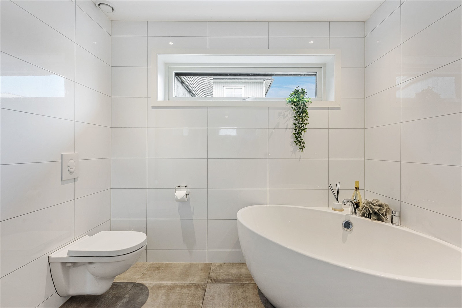 Vegghengt toalett for et stilrent uttrykk og enklere renhold. Galleribilde