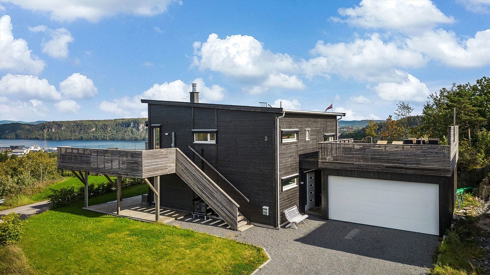 Eiendommen har en helhetlig og moderne arkitektur. Galleribilde