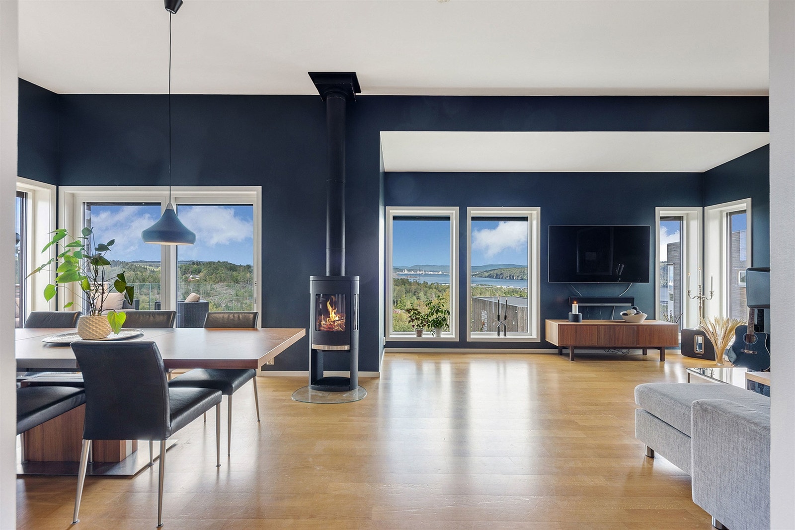 Stuen har store vindusflater som gir rikelig med lys og rammer inn utsikten. Galleribilde