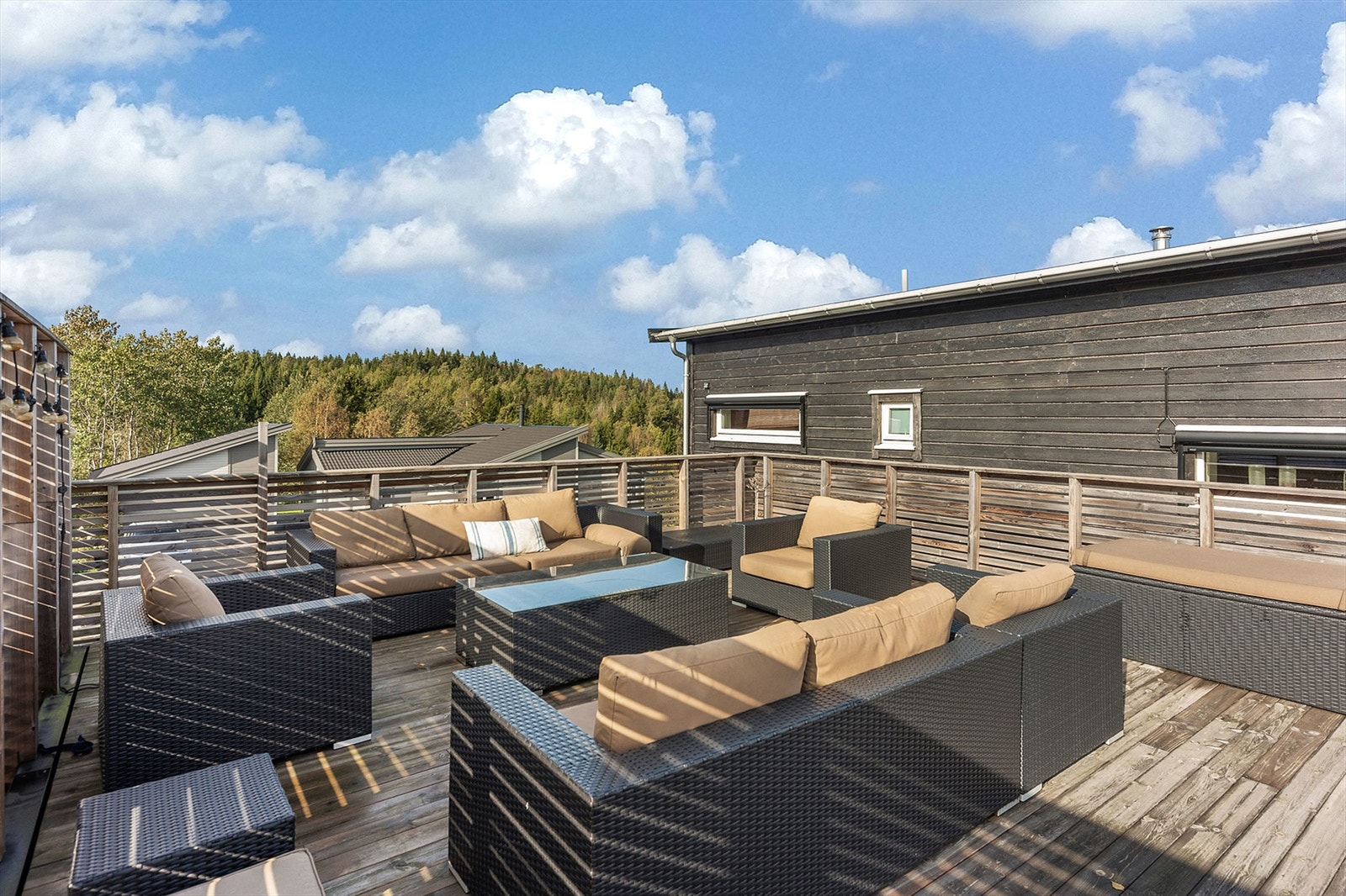 Terrassen er romslig og kan møbleres med både spise- og loungegrupper. Galleribilde