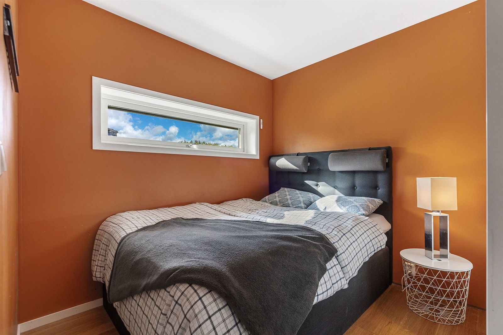 Soverommet i andre etasje har en lun atmosfære og plass til dobbeltseng. Galleribilde