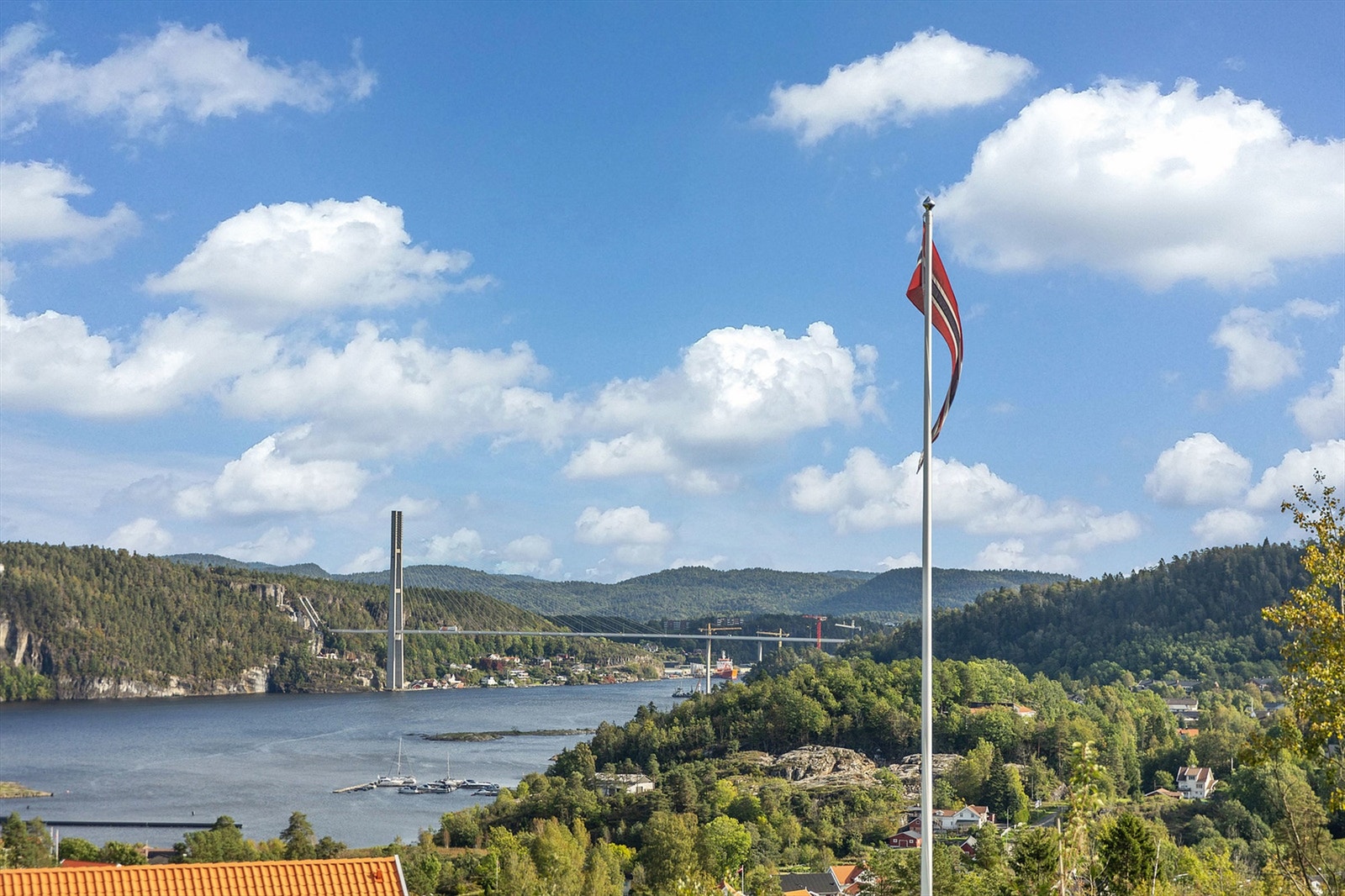 Det er enkel og rask adkomst til E-18, og ca. 3 km til Stathelle sentrum. Galleribilde