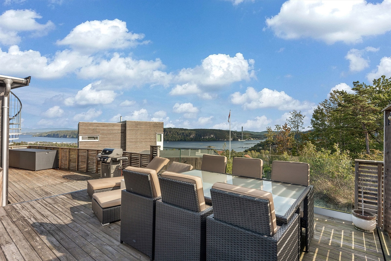 Herfra har du en vidstrakt utsikt utover fjorden. Galleribilde