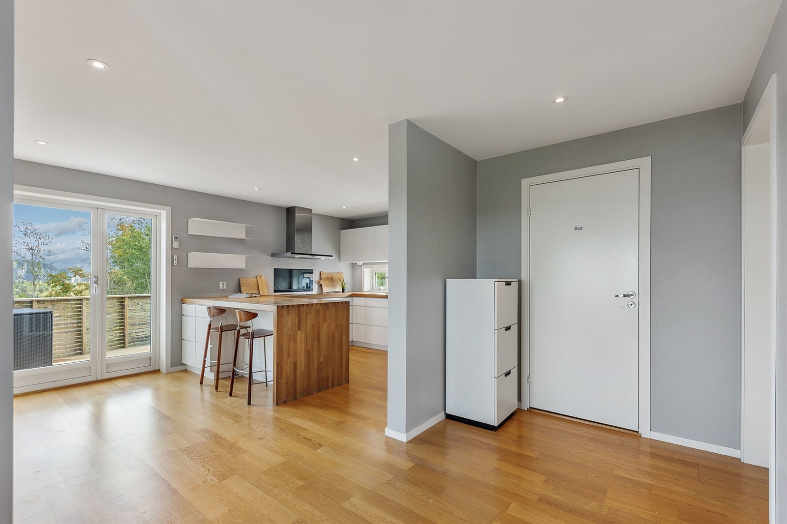 Kjøkkenet ligger i delvis åpen løsning mot stuen, noe som skaper en sosial arena. Galleribilde