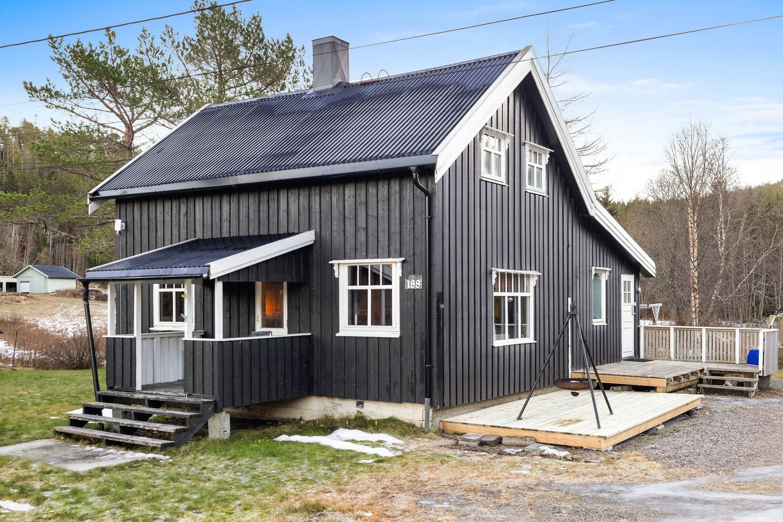 Romslig og relativt flat, opparbeidet tomt på nesten 1,5 mål, med dobbelgarasje oppført i 2015. Galleribilde