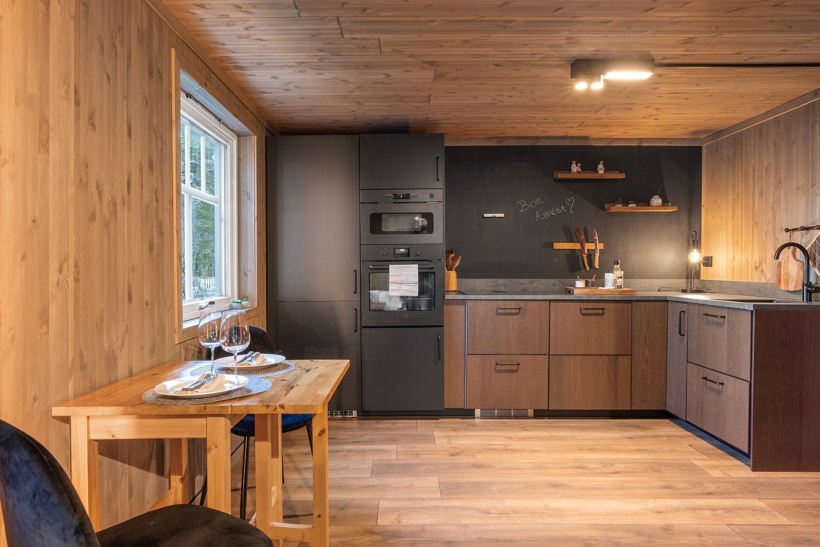 Pent kjøkken fra 2025 som er vurdert til tilstandsgrad 1 i takstmannens rapport. Galleribilde