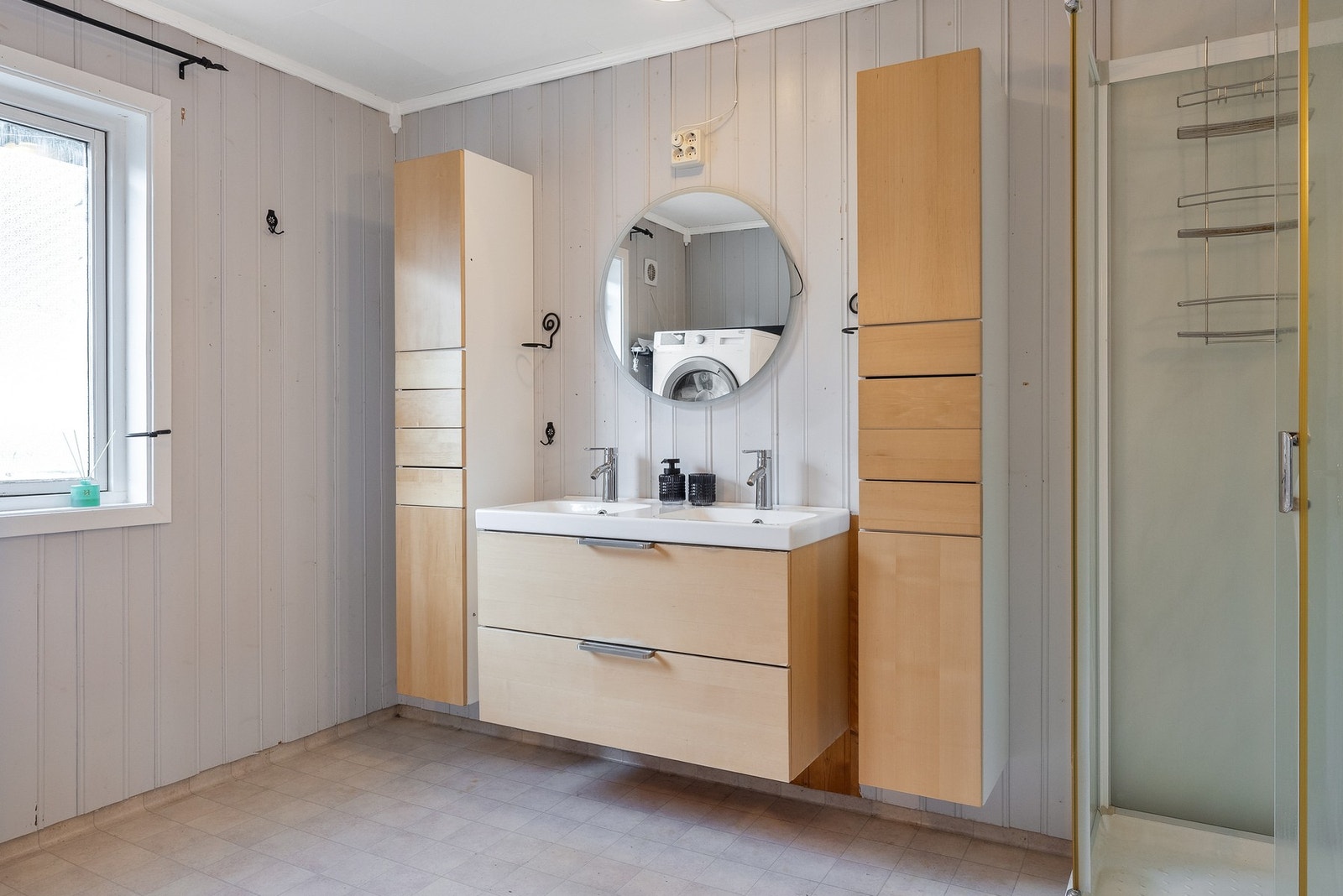 Innredet med baderomsinnredning med heldekkende
dobbelservant, dusjkabinett, toalett og opplegg for vaskemaskin. Galleribilde