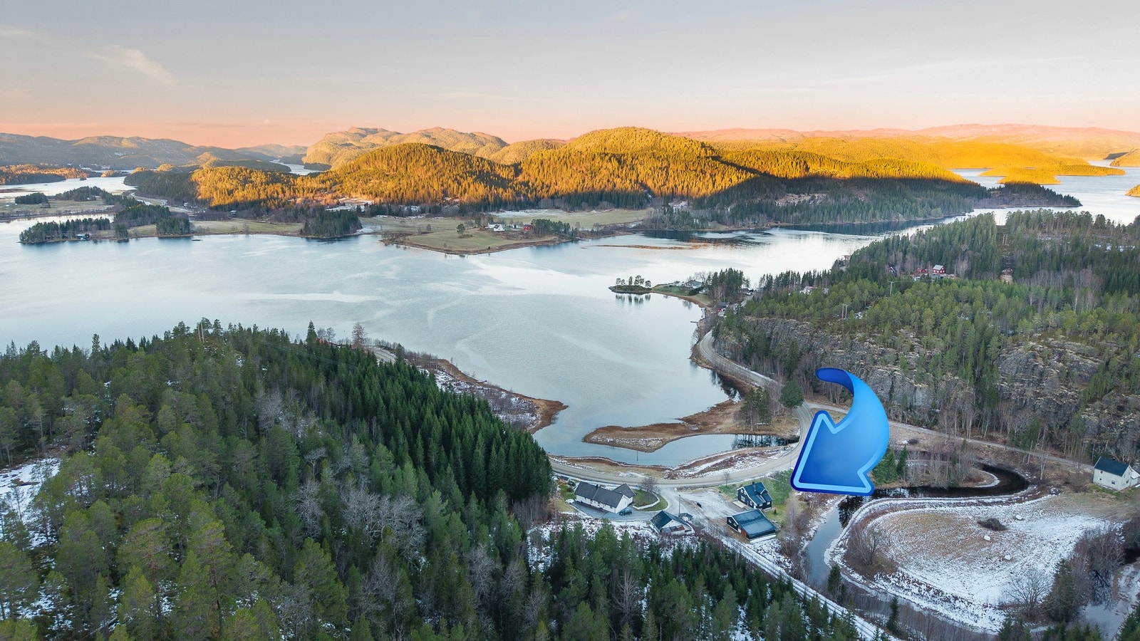 Eiendommen har en fin landlig og sjønær beliggenhet ved Åsheim like utafor sørenget. Galleribilde