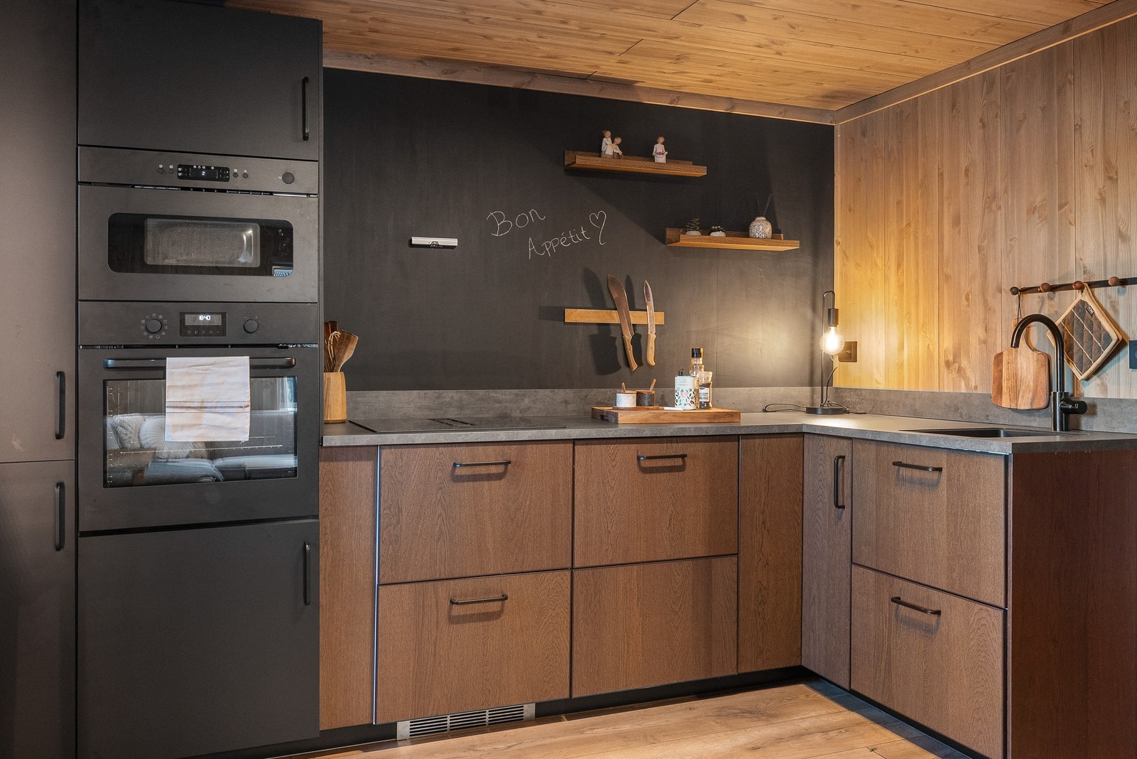 Kjøkken har integrert
kjøl/fryseskap, micro og stekeovn. Galleribilde