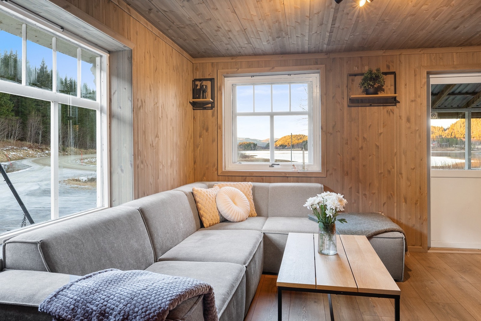 Fra stuen er det en flott fjordutsikt . Galleribilde