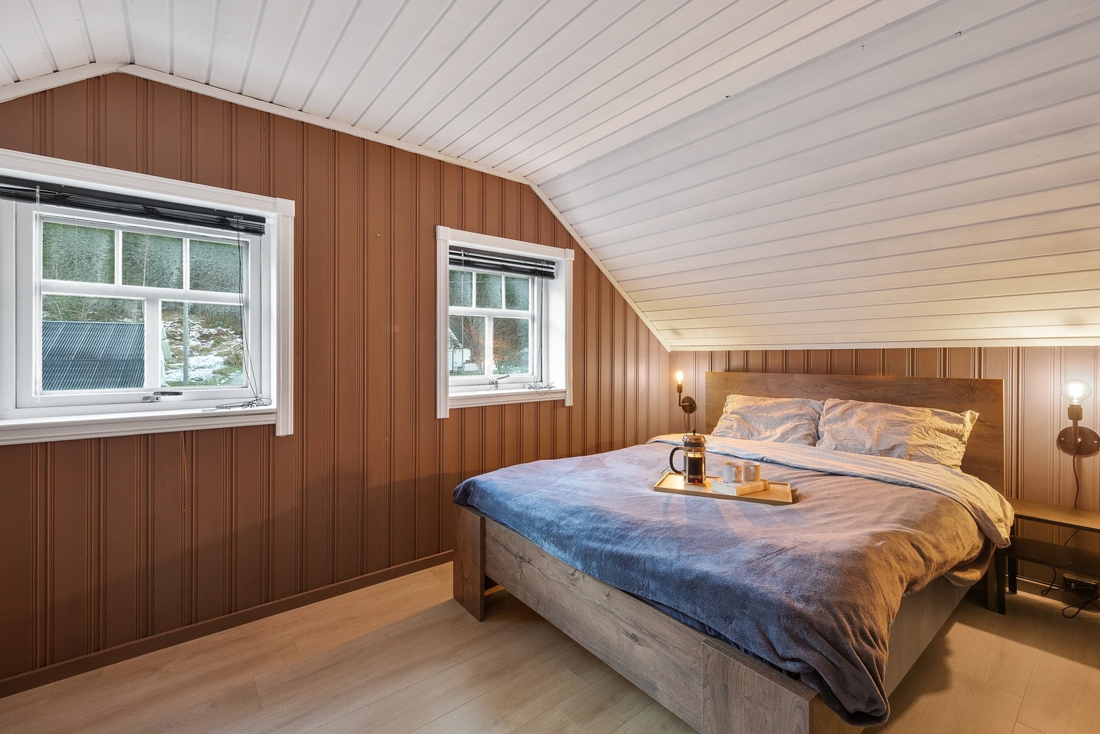 Romslig hovedsoverom med god plass til dobbeltseng samt tilhørende møblement. Galleribilde