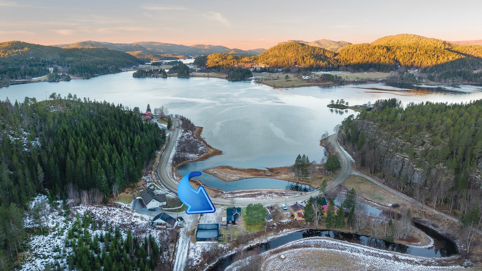 Eiendommen ligger ca. 2 km fra skole og barnehage på Sørenget og 12 km fra Namsos. Galleribilde