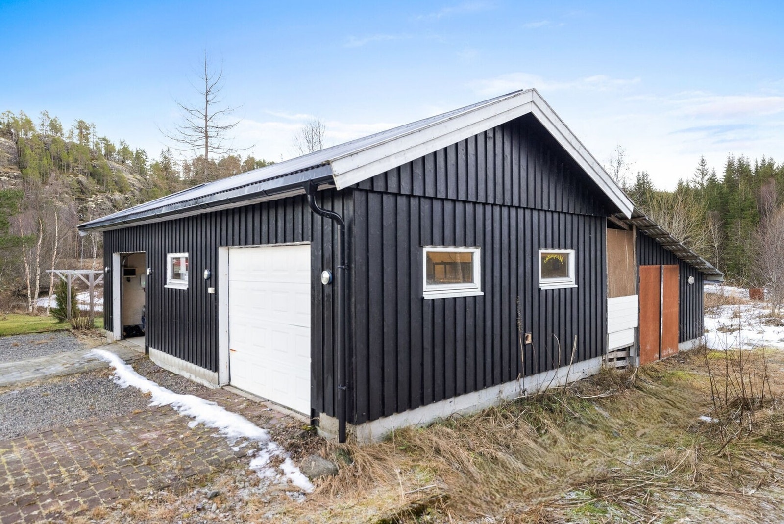 Garasje oppført i 2015 og inndelt i to ulike deler: dobbelgarasje i front og bod i bakkant. Galleribilde