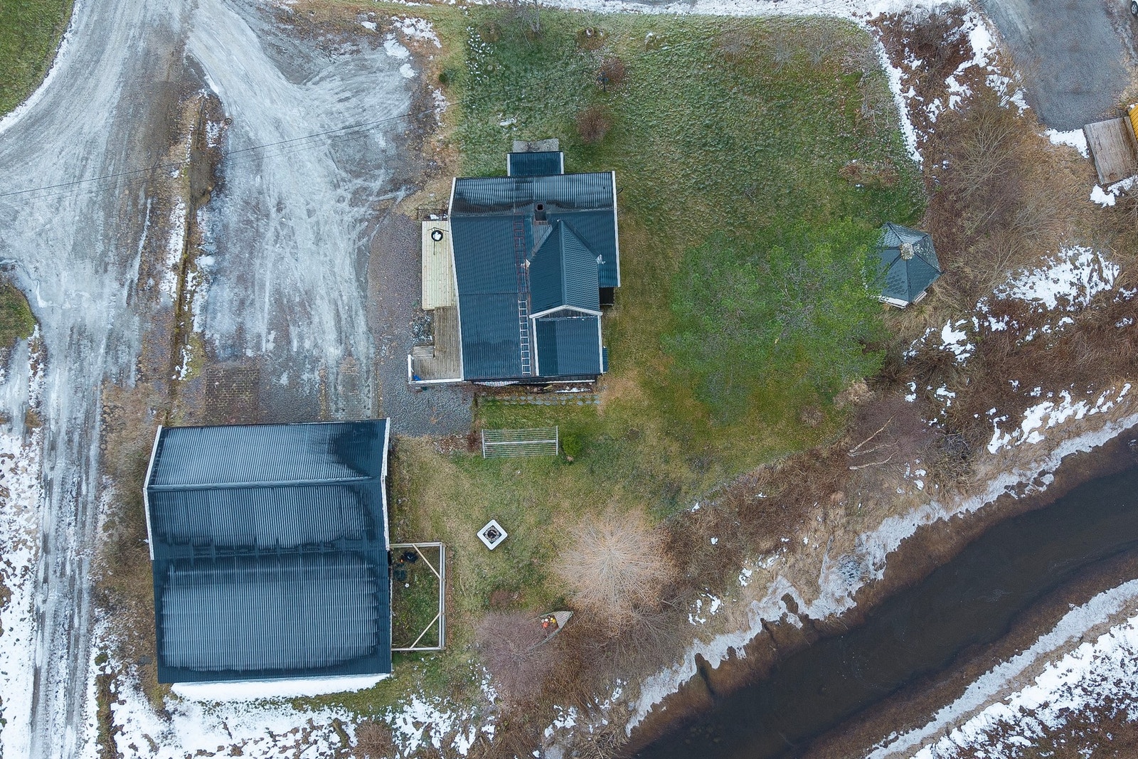 Dronebilde over eiendommen. Galleribilde