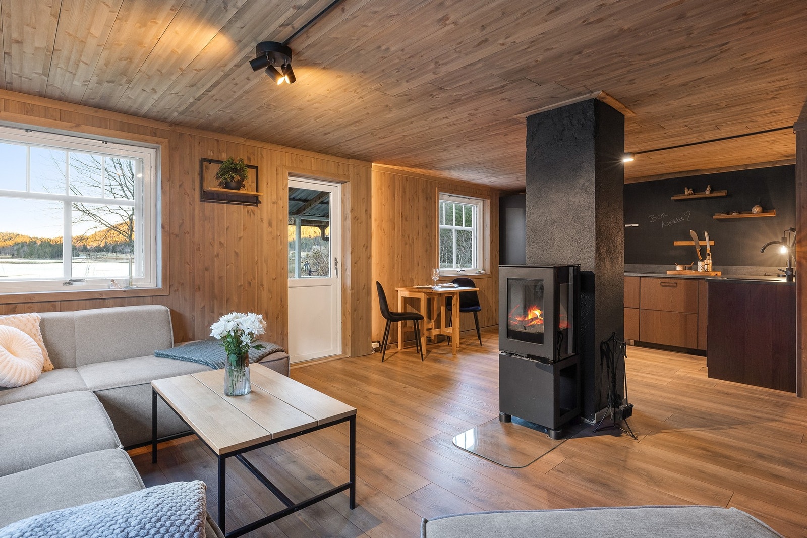 I 2025 ble overflatene på stue og kjøkken pusset opp. Galleribilde