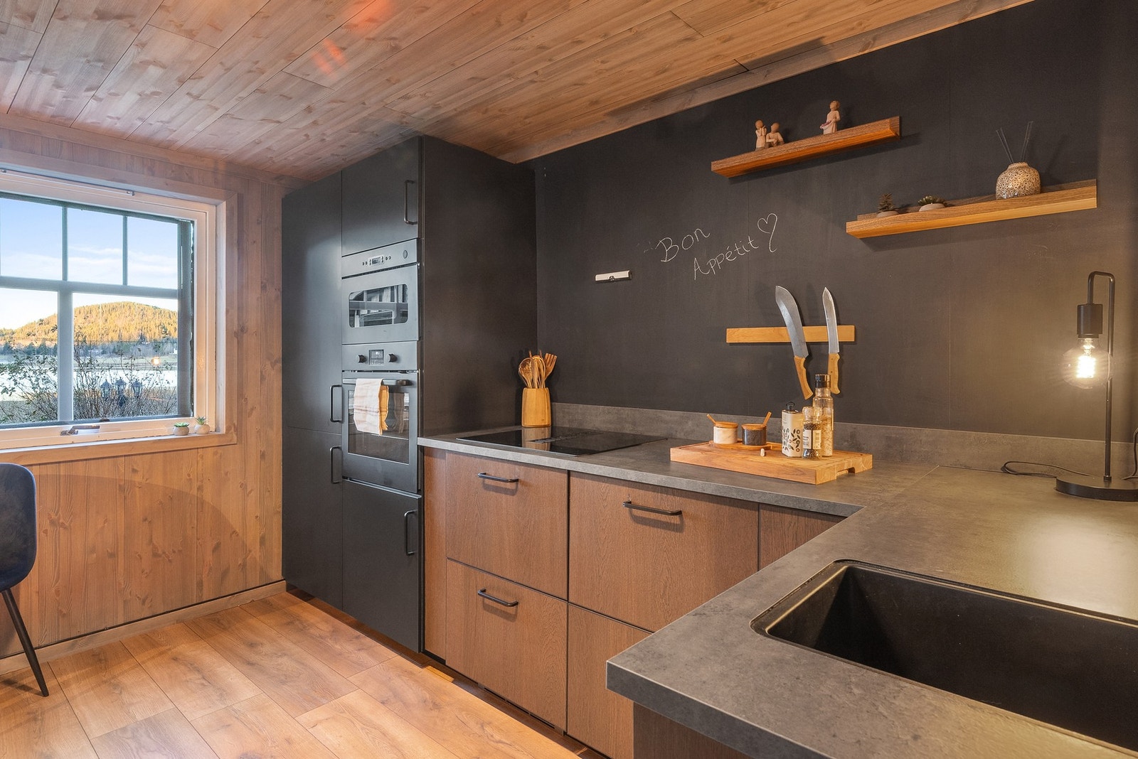 Platetoppen har integrert avtrekk med kullfilter. Galleribilde