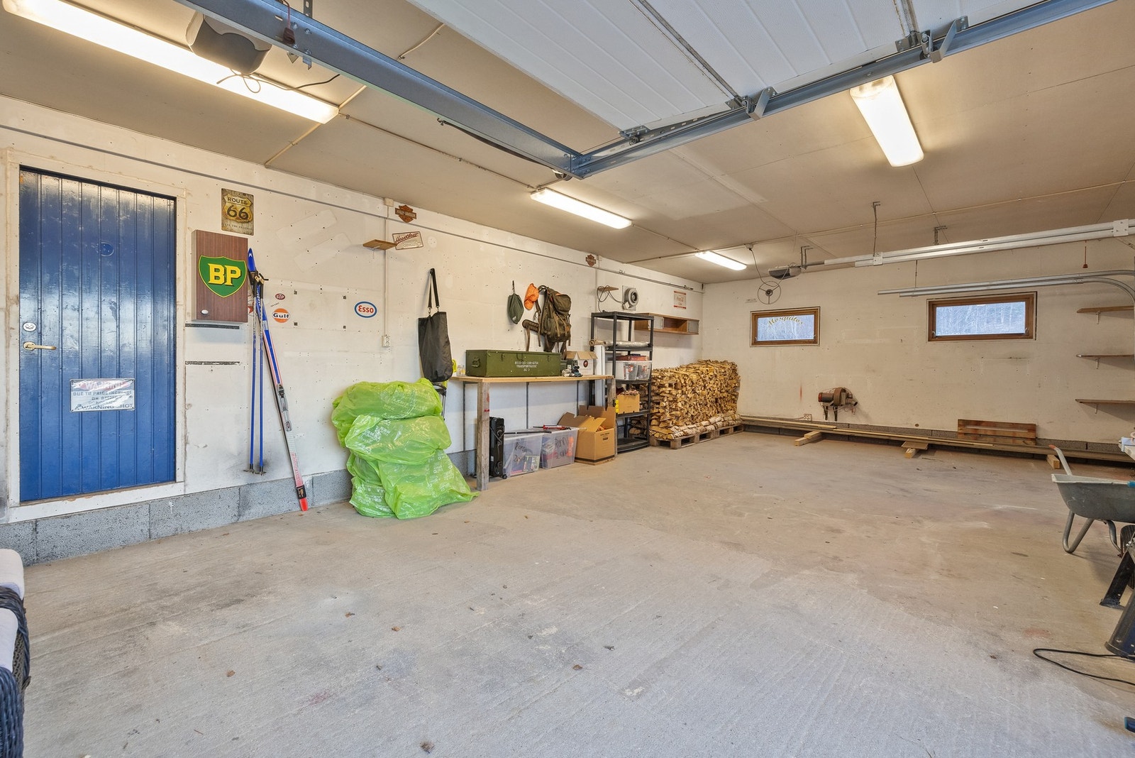 Det er montert elbillader i garasje. Galleribilde