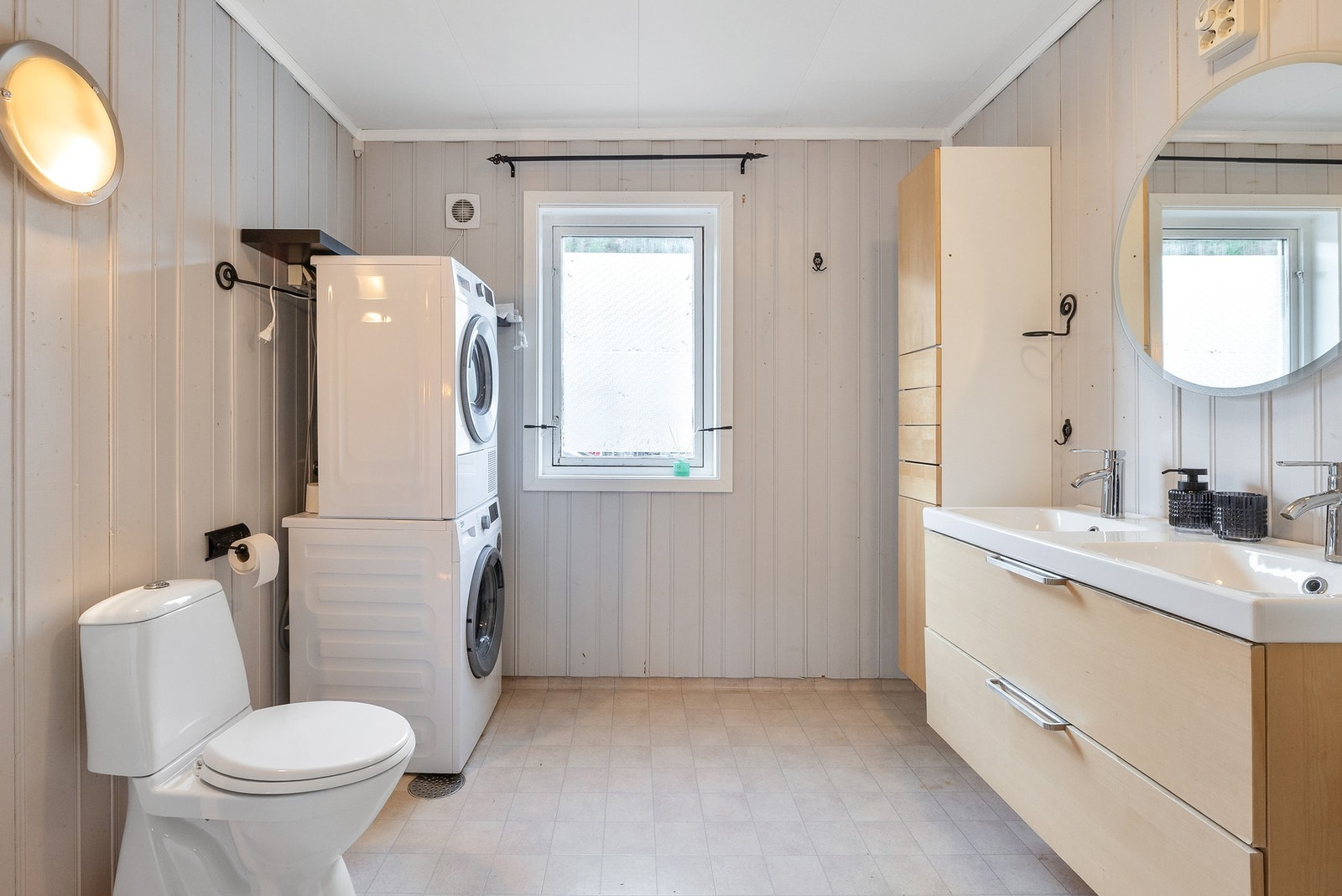 Bad/vaskerom med standard fra 1999. Galleribilde