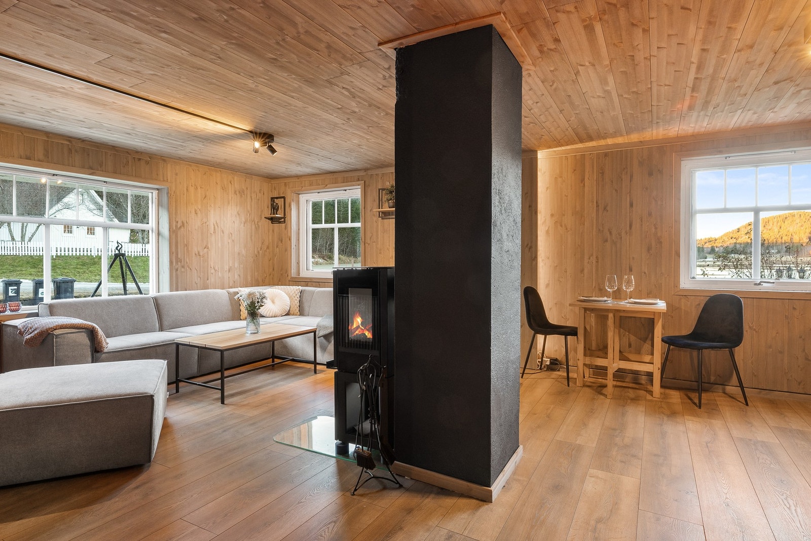 Ifølge eier ble vedovnen også byttet i forbindelse med oppussing av stue og kjøkken. Galleribilde