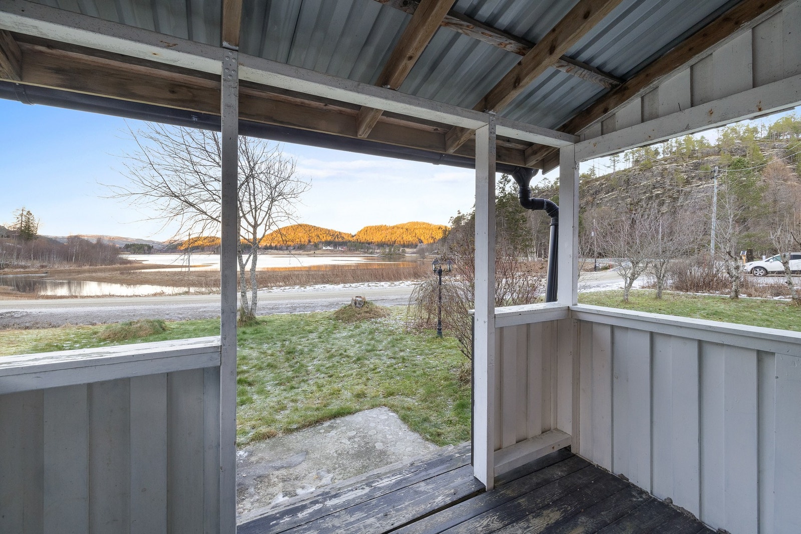 Fra stue er det adgang til overbygd terrasse med flott sjøutsikt. Galleribilde