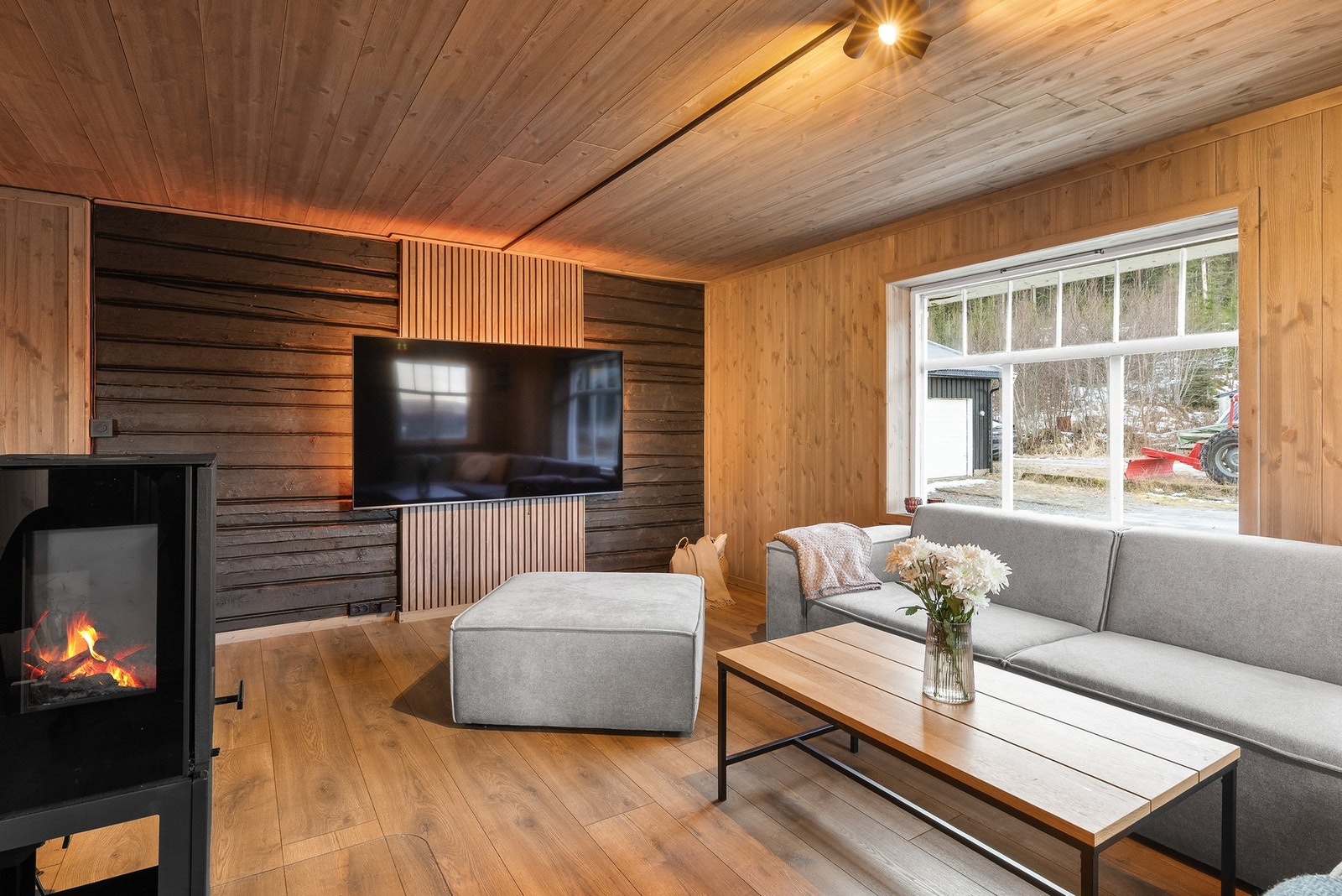 Oppvarming via elektrisitet, varmepumpe og vedfyring. Galleribilde