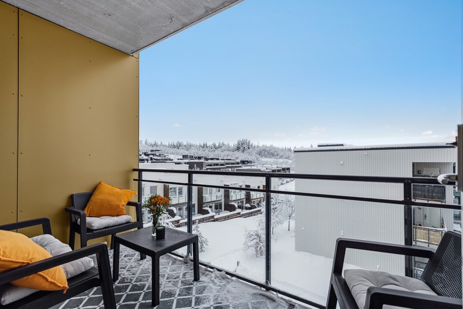 Sørvendt balkong på 6,8m² med gode sol- og utsiktsforhold. Galleribilde