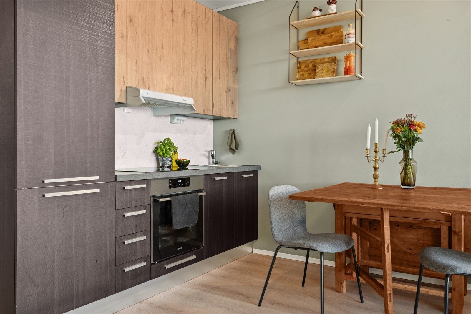 Kjøkkenet er utstyrt med integrerte hvitevarer som medfølger i handelen. Galleribilde